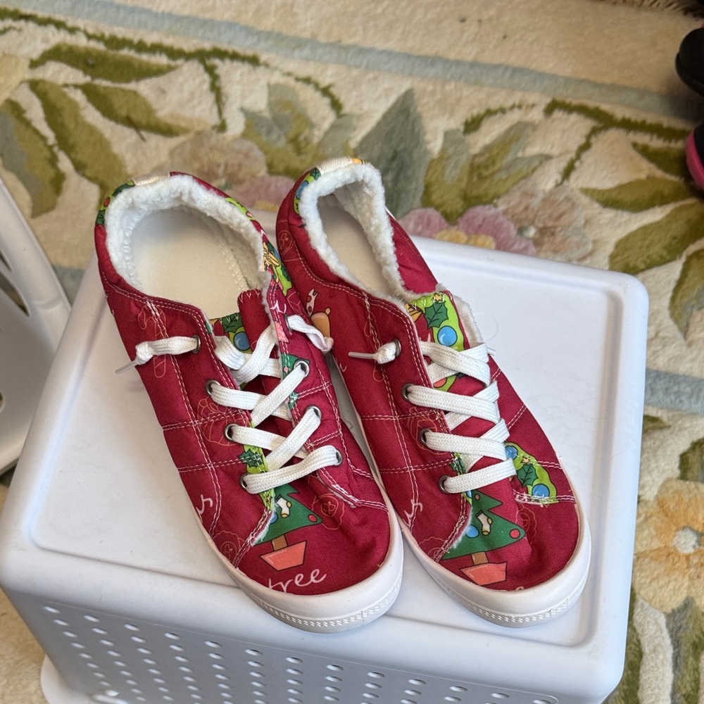Women’s Red Tree Print  slip on Sneakers NWOT  264